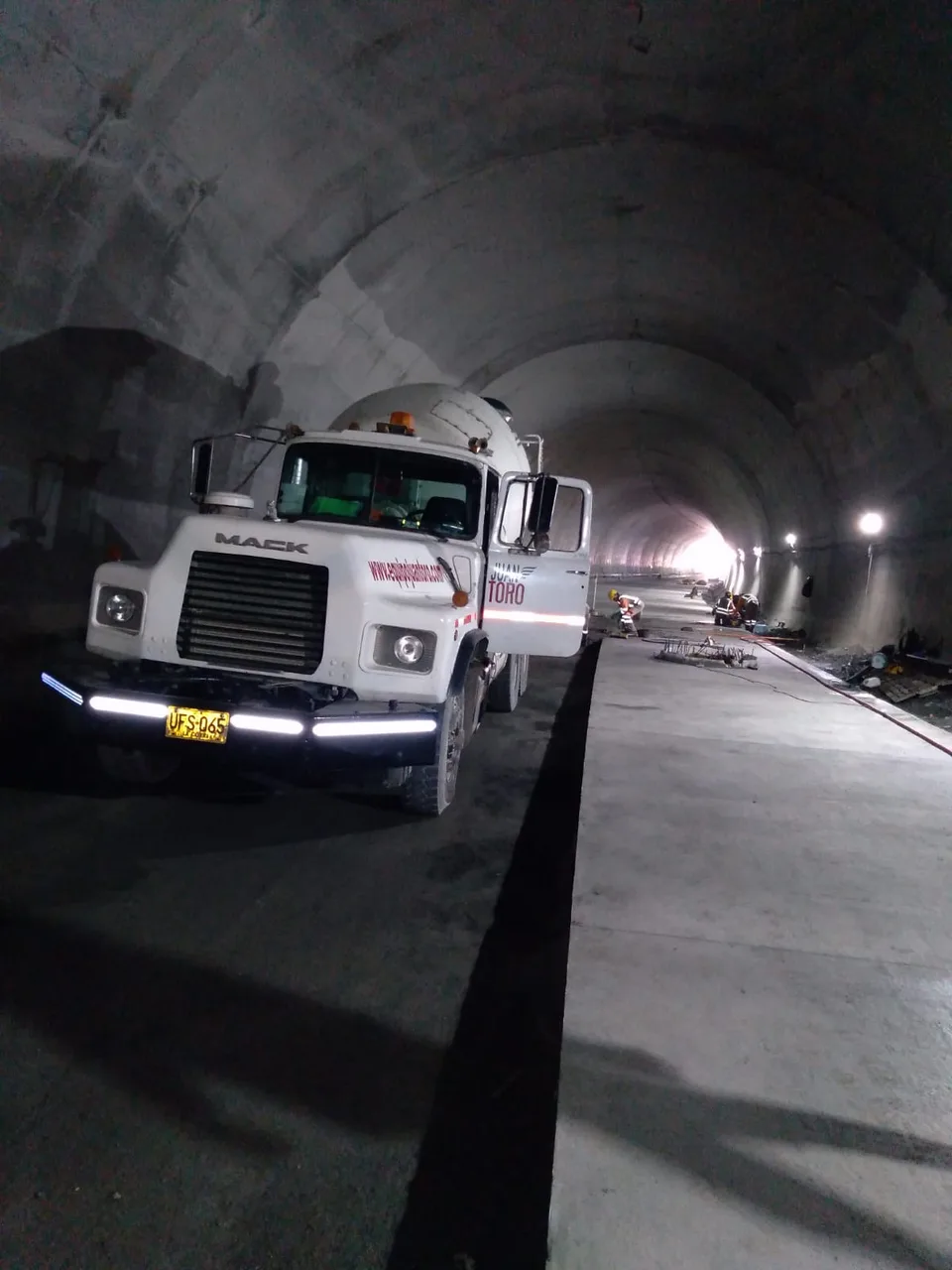 Camion mixer operando dentro de un tunel en construccion